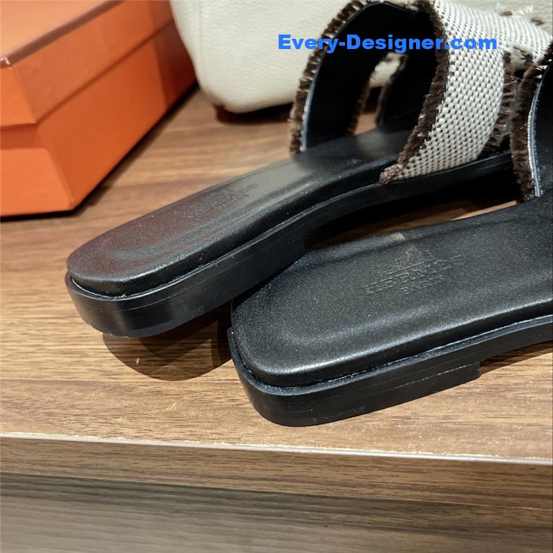 H**me5 h buckle slippers