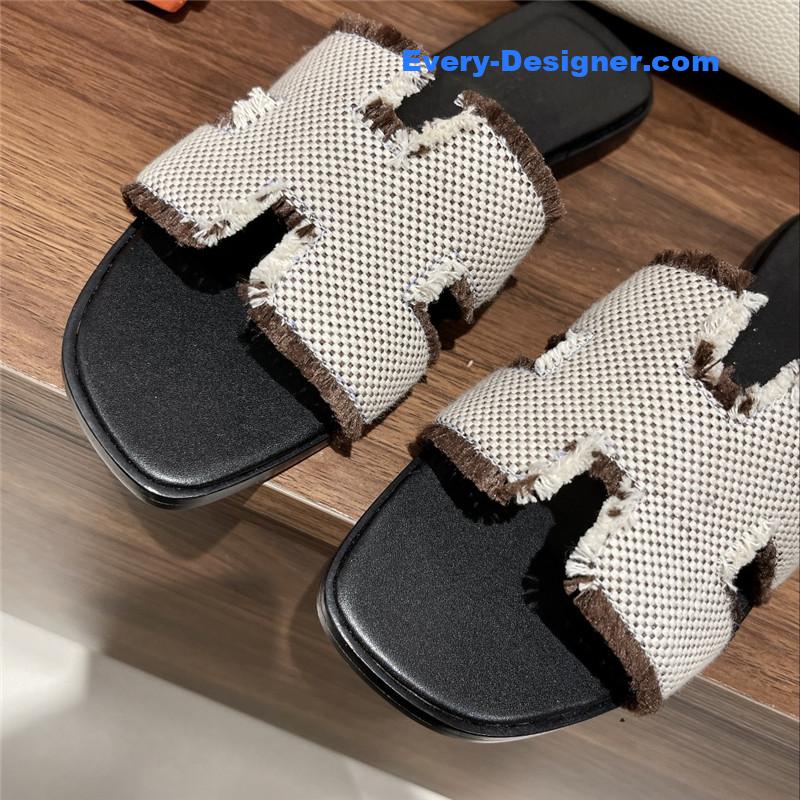 H**me5 h buckle slippers