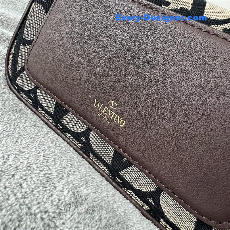 Va1e*ntin0 v logo bag in grained calfskin