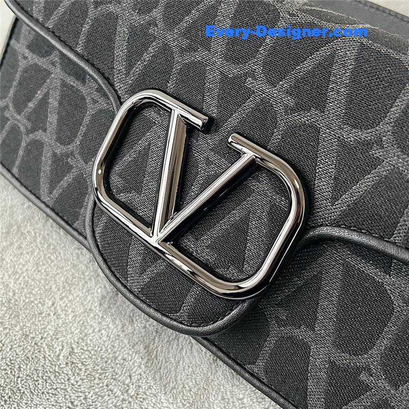 Va1e*ntin0 v logo mini loc¨° bag in calfskin