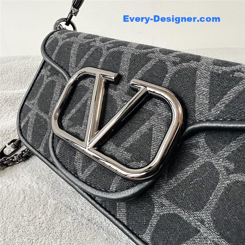 Va1e*ntin0 v logo bag in grained calfskin