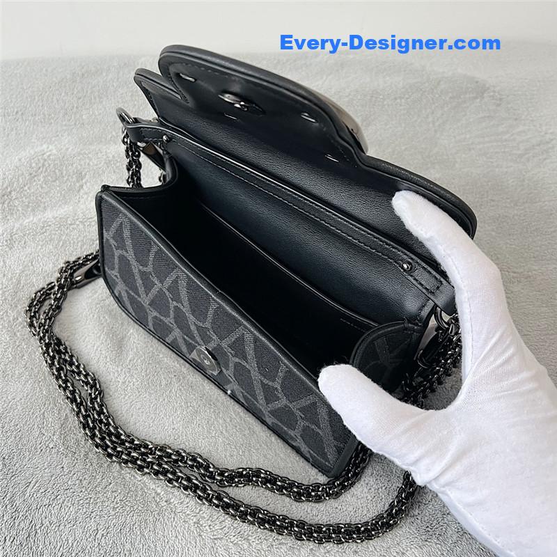 Va1e*ntin0 v logo bag in grained calfskin