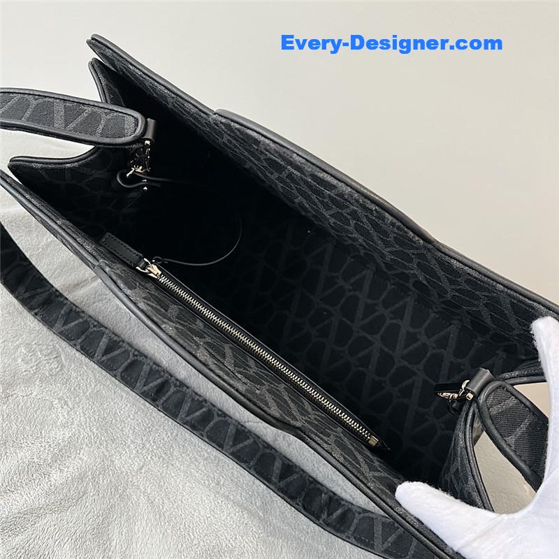 Va1e*ntin0 v logo print tote bag