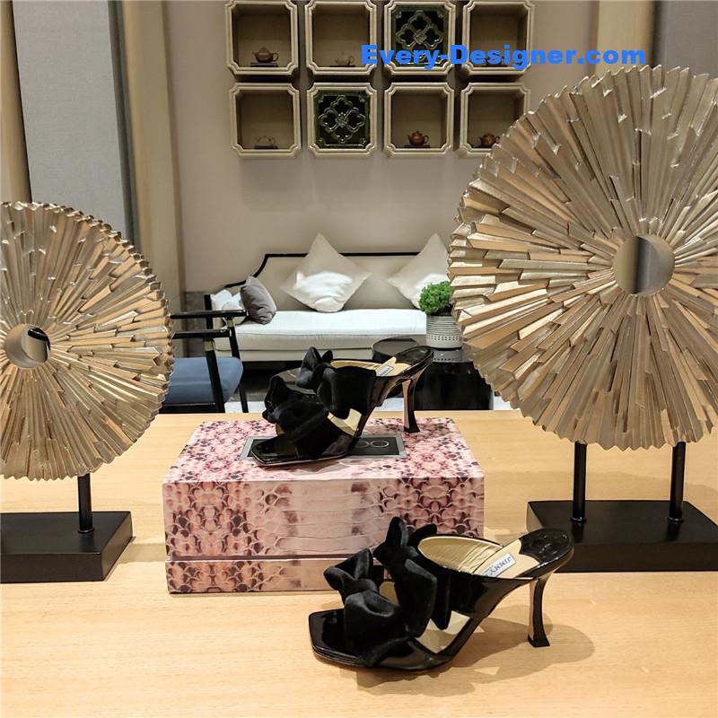 J1m*y Ch00 bow crinkle sandals