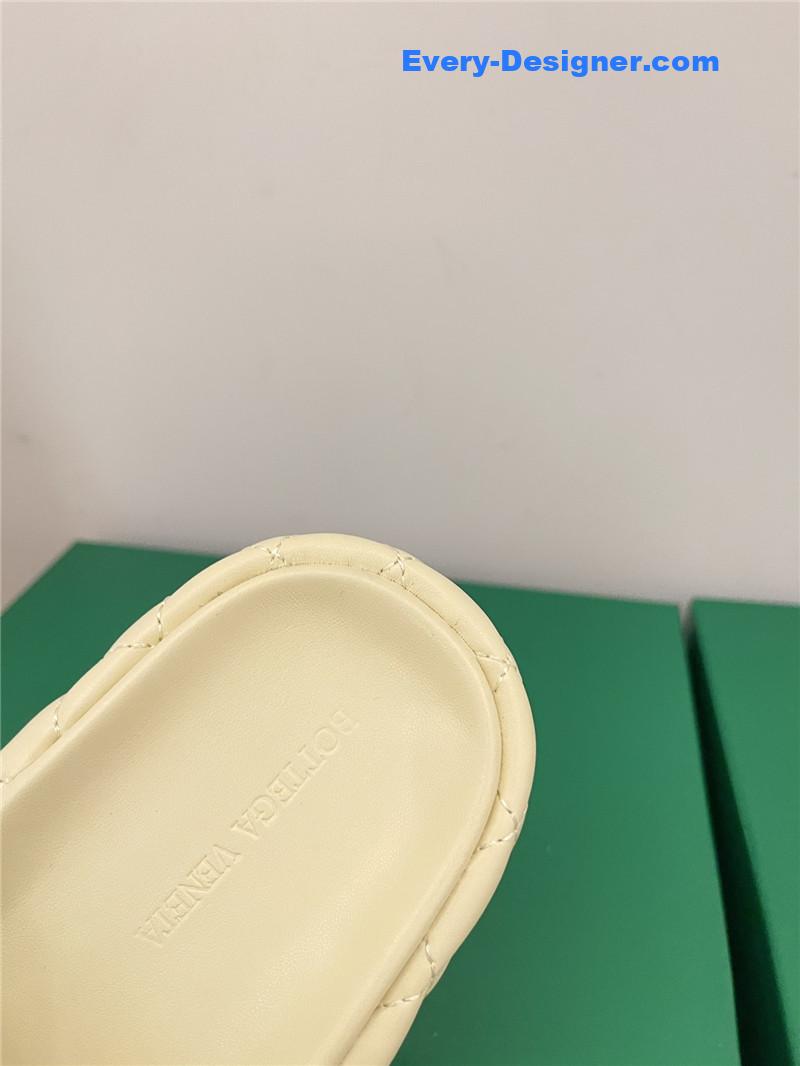 b0tt*ga Ven*ta new thick bottom bread mop