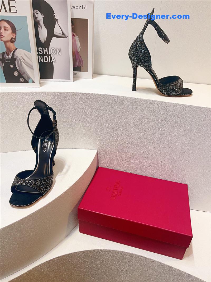 Va1e*ntin0 spring summer versatile sandals