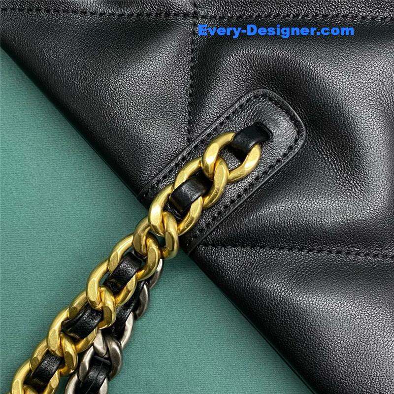 Y51 logo chain shoulder bag