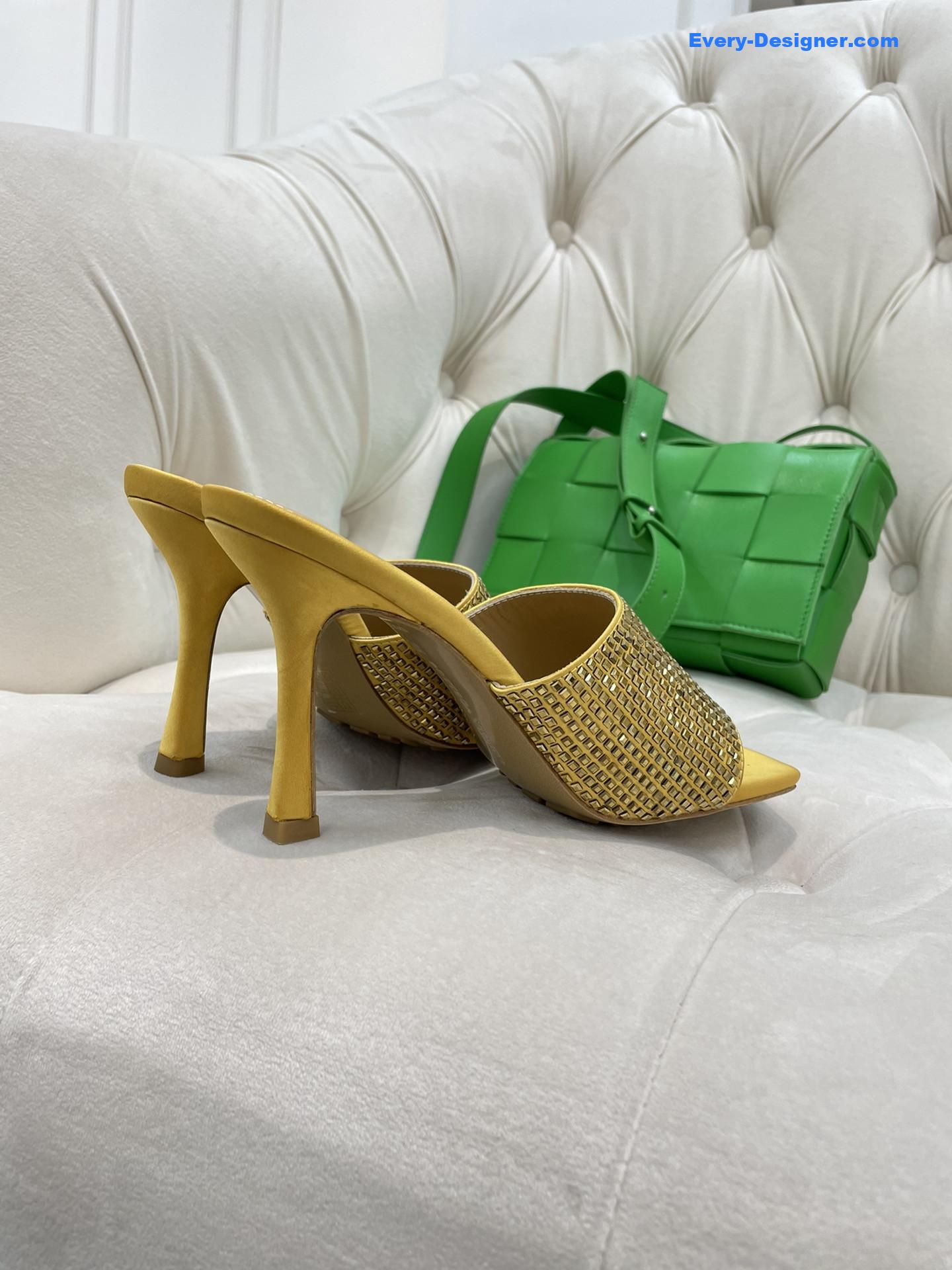 b0tt*ga ven*ta new square D1am0nd slippers