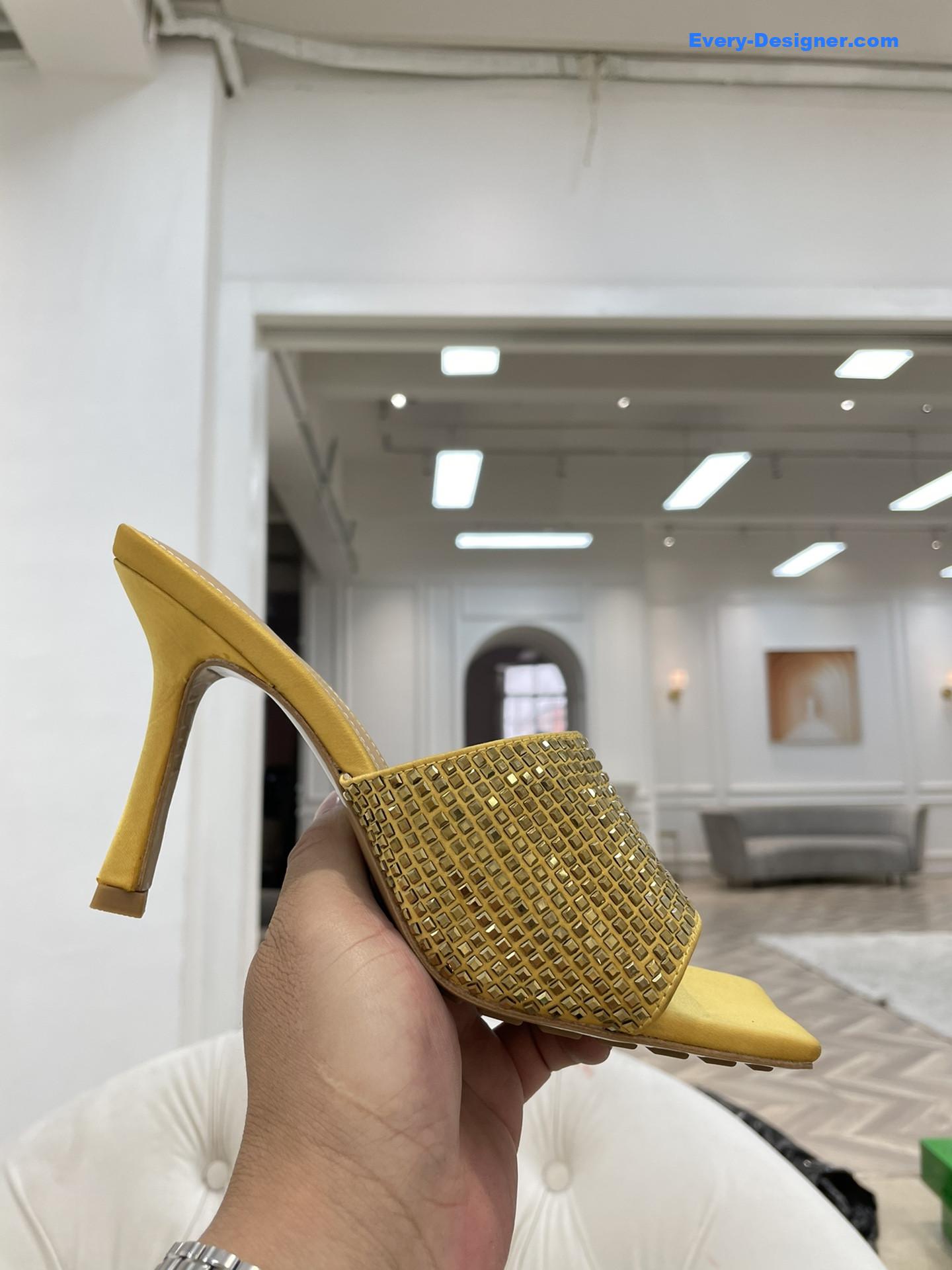 b0tt*ga ven*ta new square D1am0nd slippers