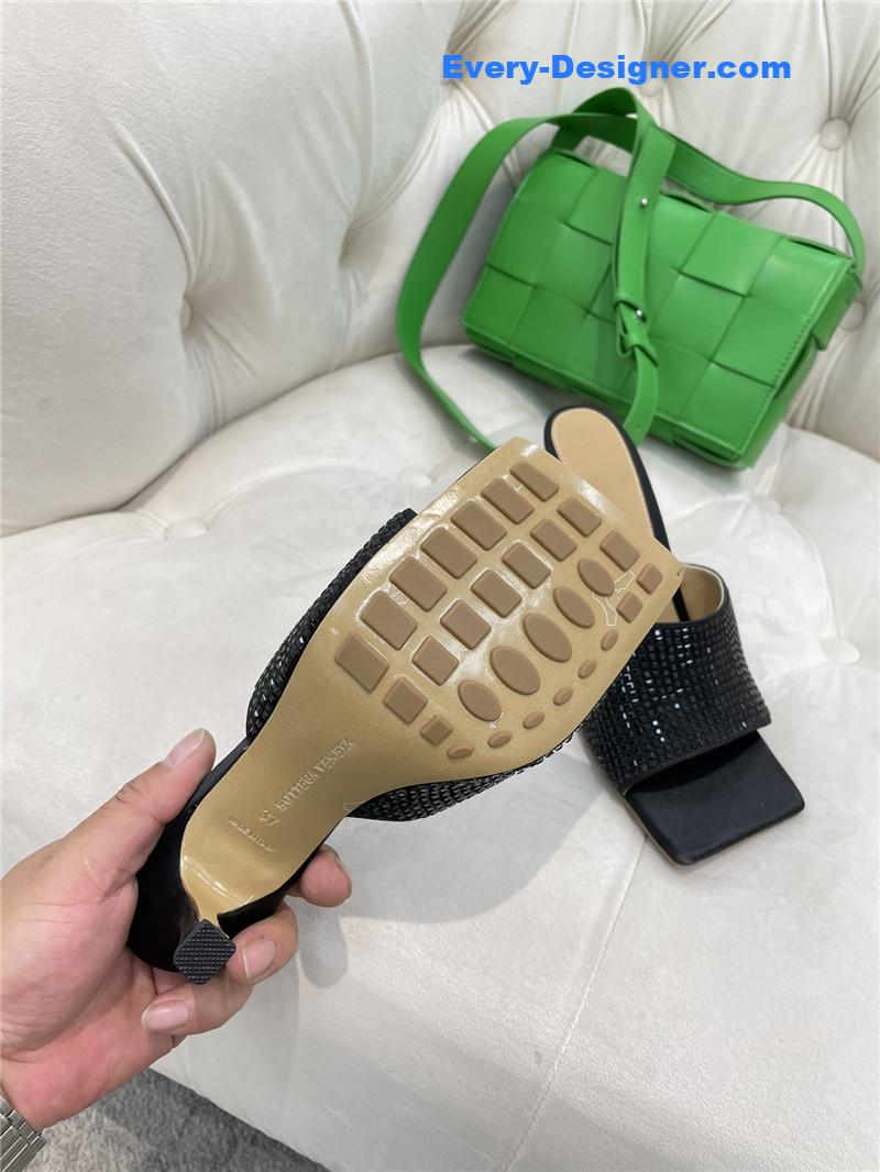 b0tt*ga ven*ta new square D1am0nd slippers