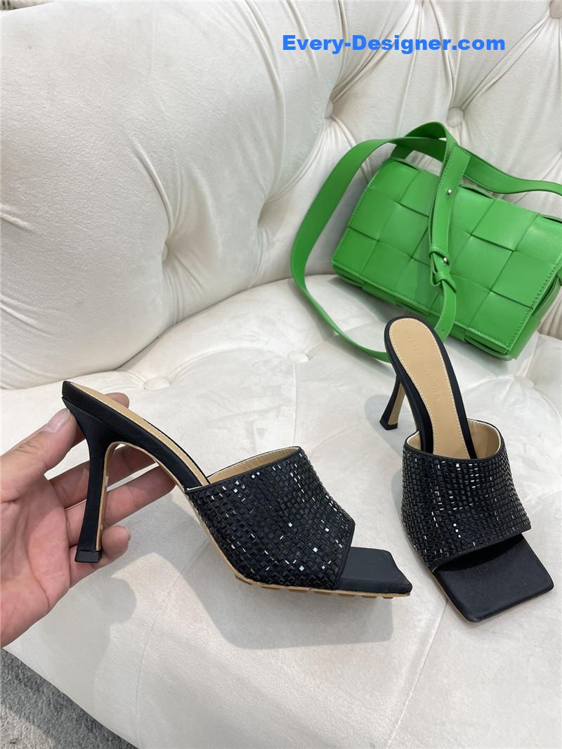 b0tt*ga ven*ta new square D1am0nd slippers