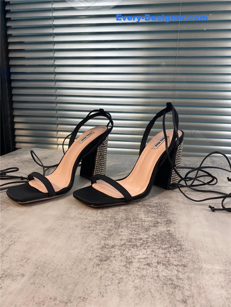 M1um1u new one word with high heel dragging