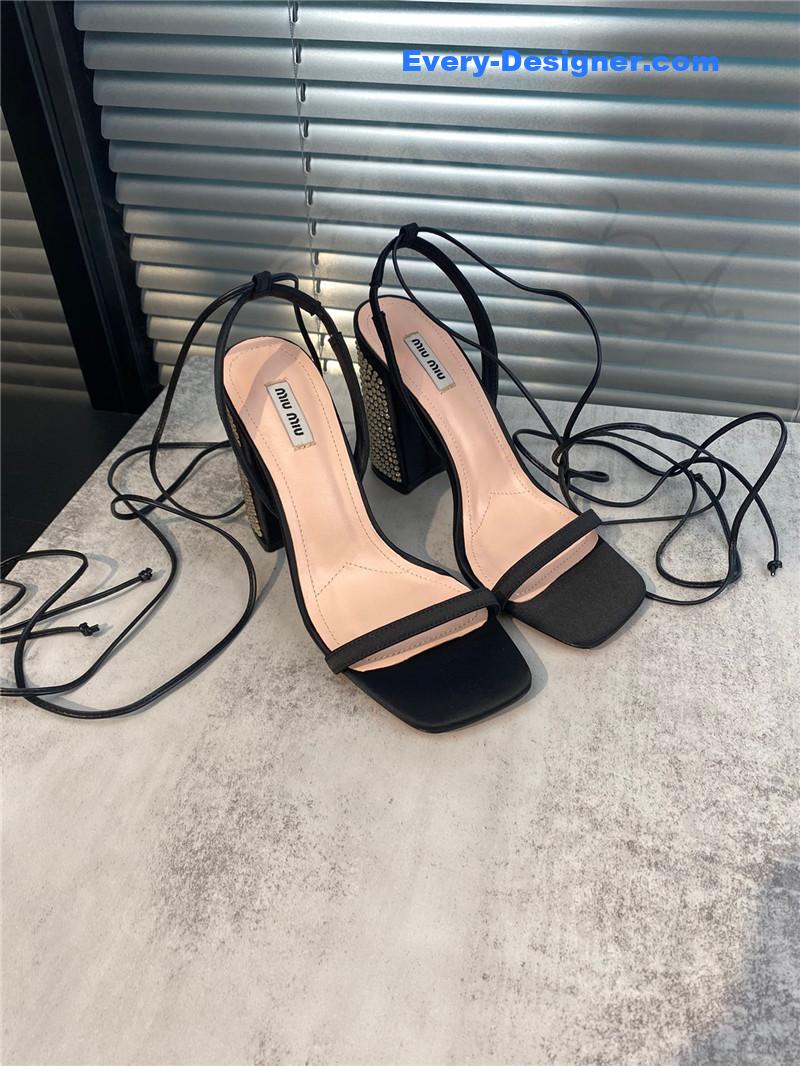 M1um1u new one word with high heel dragging