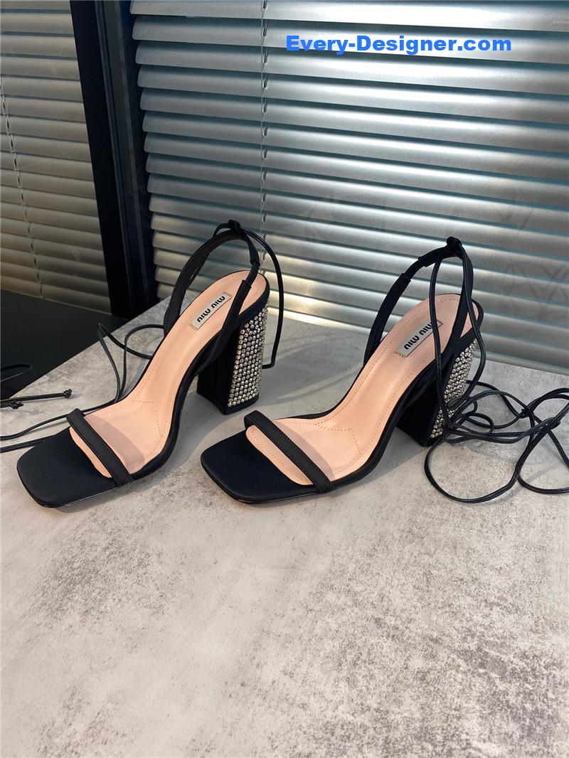 M1um1u new one word with high heel dragging