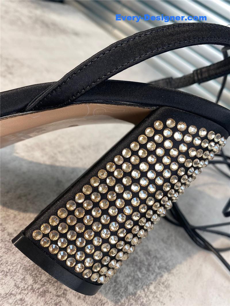 M1um1u new one word with high heel dragging