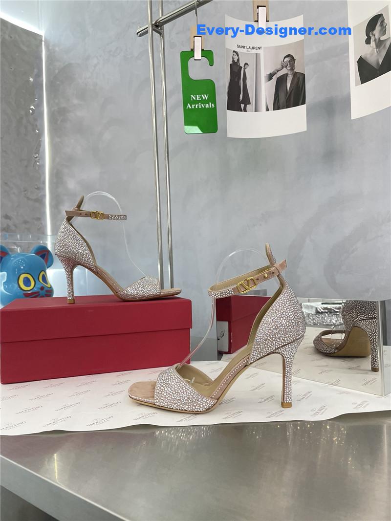 Va1e*ntin0 classic design glass slipper