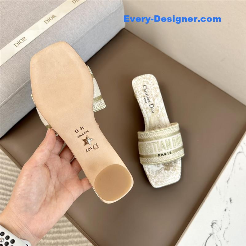 D10r logo embroidered slippers