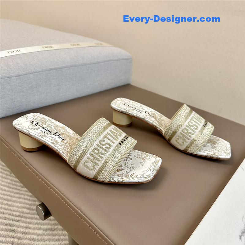 D10r logo embroidered slippers