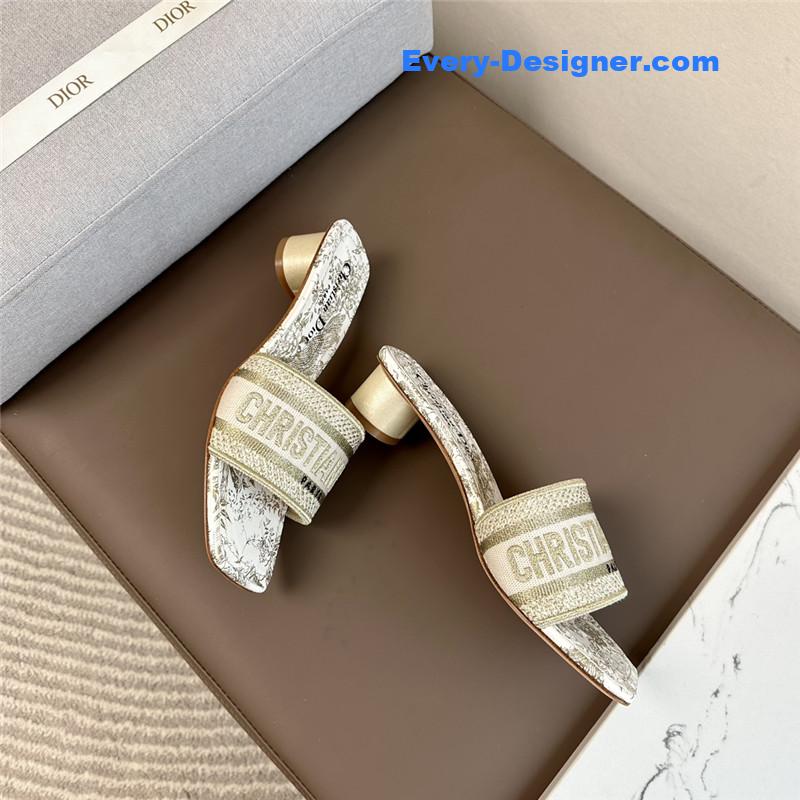 D10r logo embroidered slippers