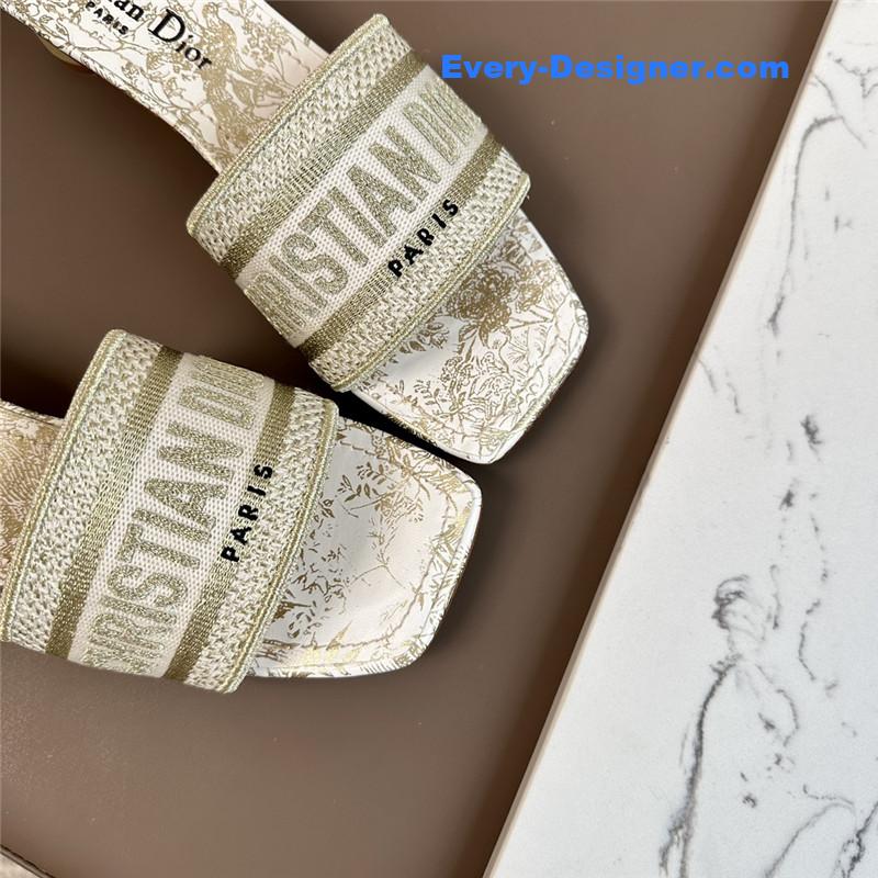 D10r logo embroidered slippers