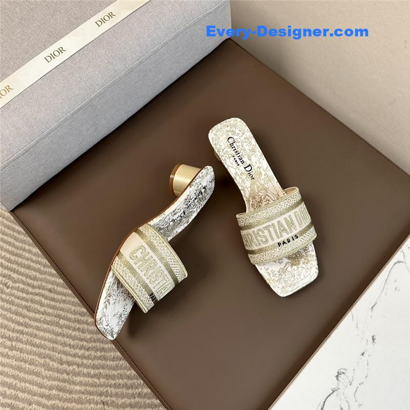 D10r logo embroidered slippers