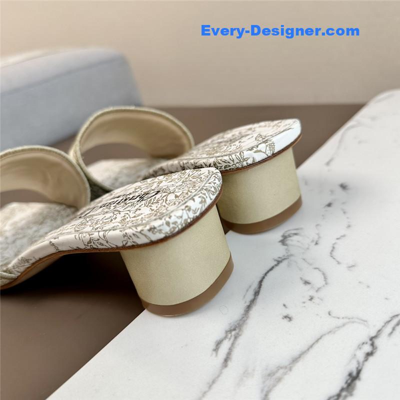 D10r logo embroidered slippers