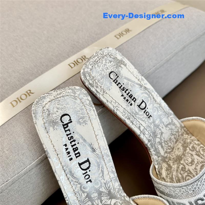 D10r logo embroidered slippers