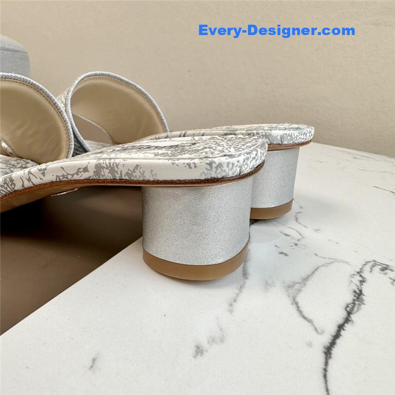 D10r logo embroidered slippers