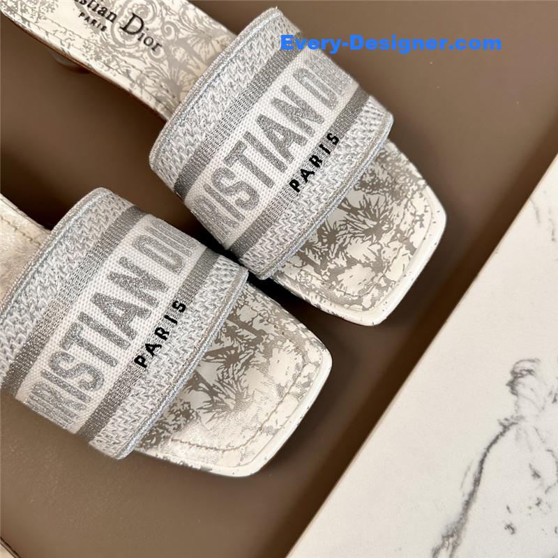 D10r logo embroidered slippers