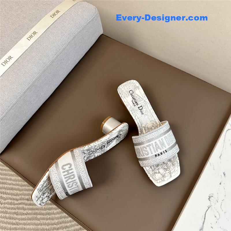 D10r logo embroidered slippers