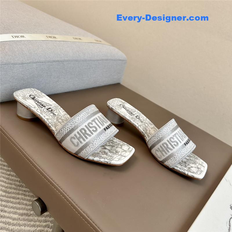 D10r logo embroidered slippers