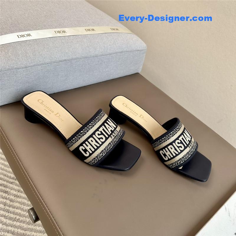 D10r logo embroidered slippers