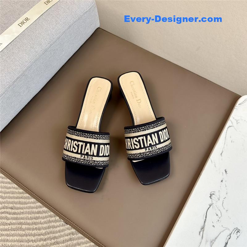 D10r logo embroidered slippers