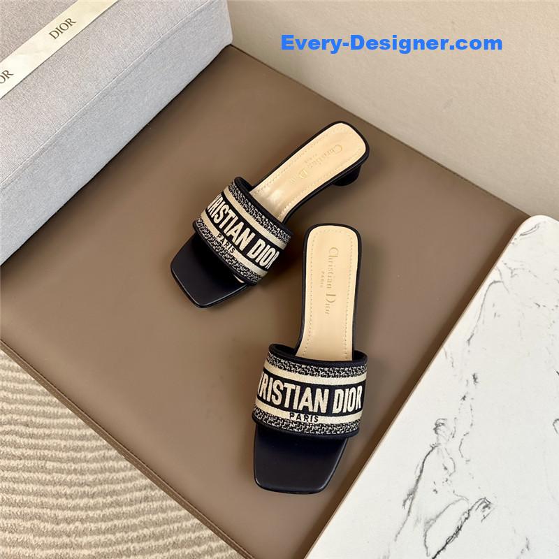 D10r logo embroidered slippers