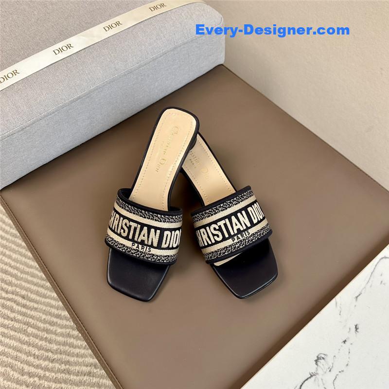 D10r logo embroidered slippers