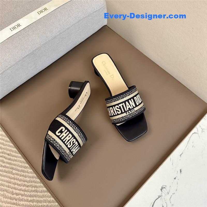 D10r logo embroidered slippers