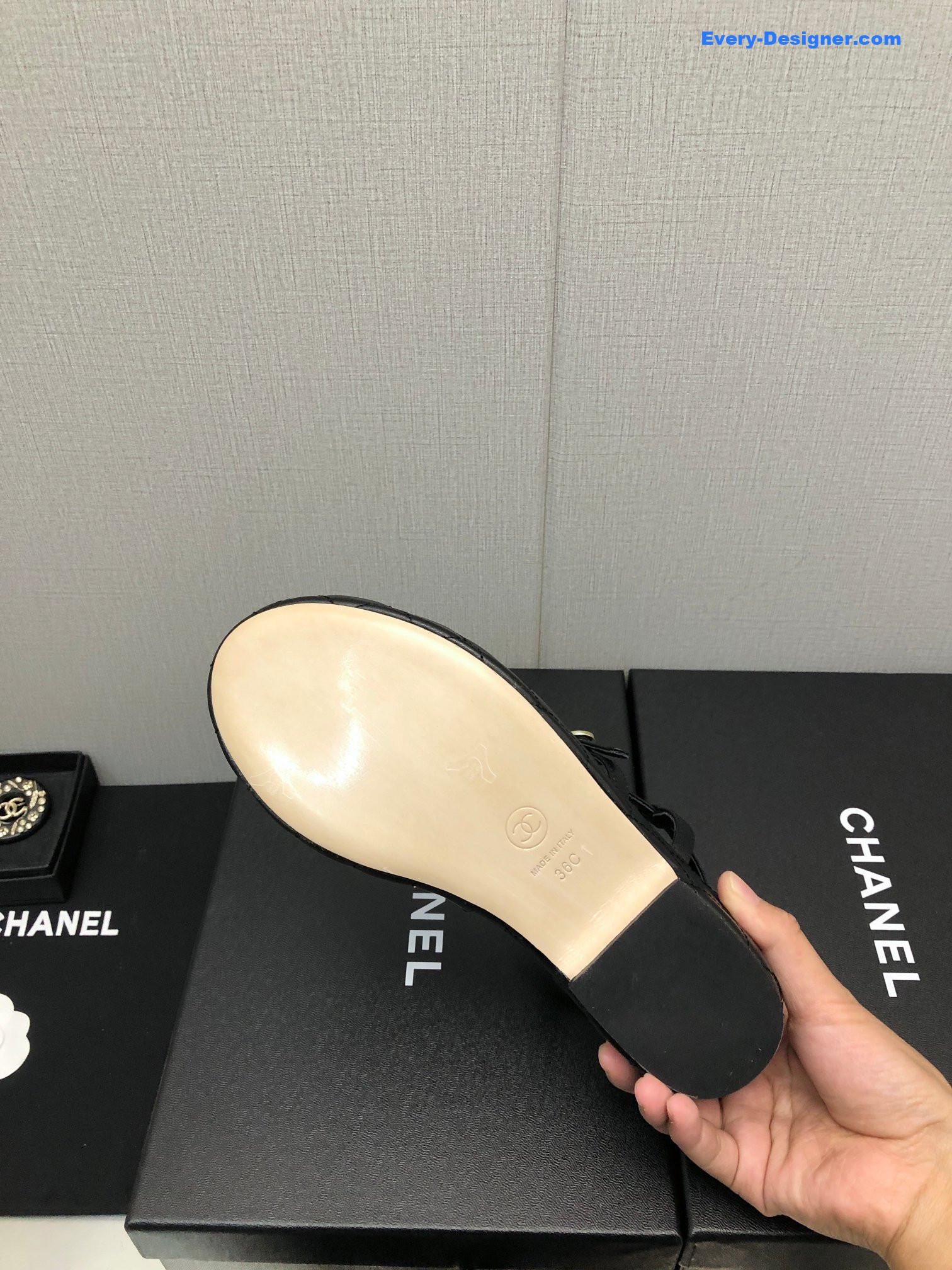 CC back metal logo sandals