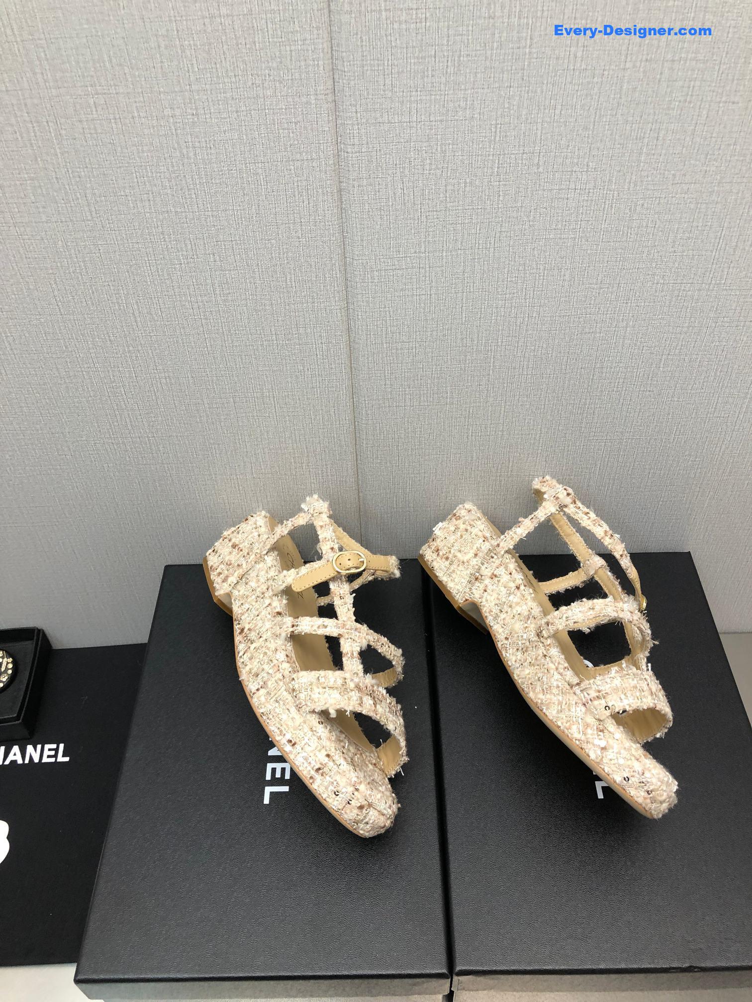 CC back metal logo sandals
