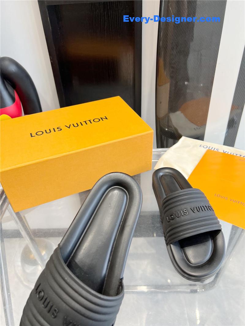 l0vis Vvtt0n lv couple slippers