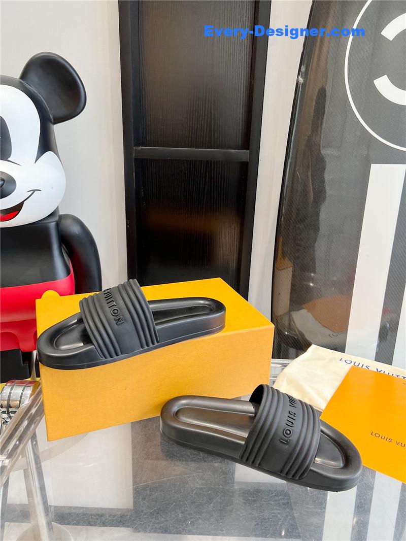 l0vis Vvtt0n lv couple slippers
