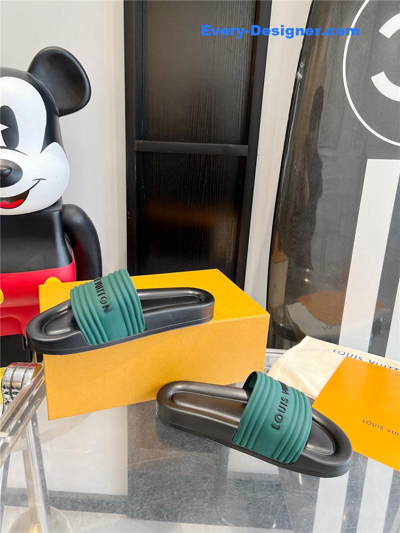 l0vis Vvtt0n lv couple slippers