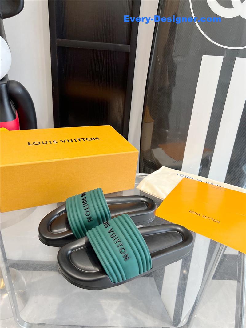 l0vis Vvtt0n lv couple slippers