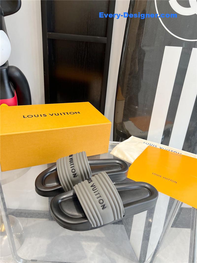 l0vis Vvtt0n lv couple slippers