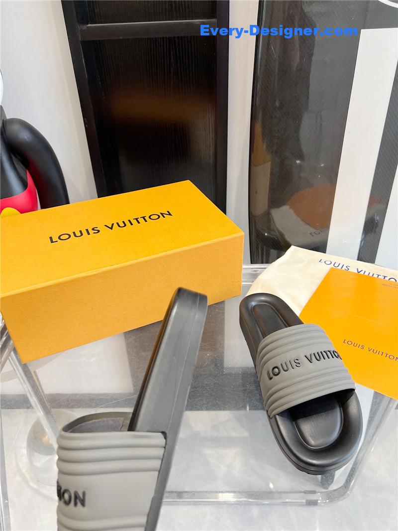 l0vis Vvtt0n lv couple slippers