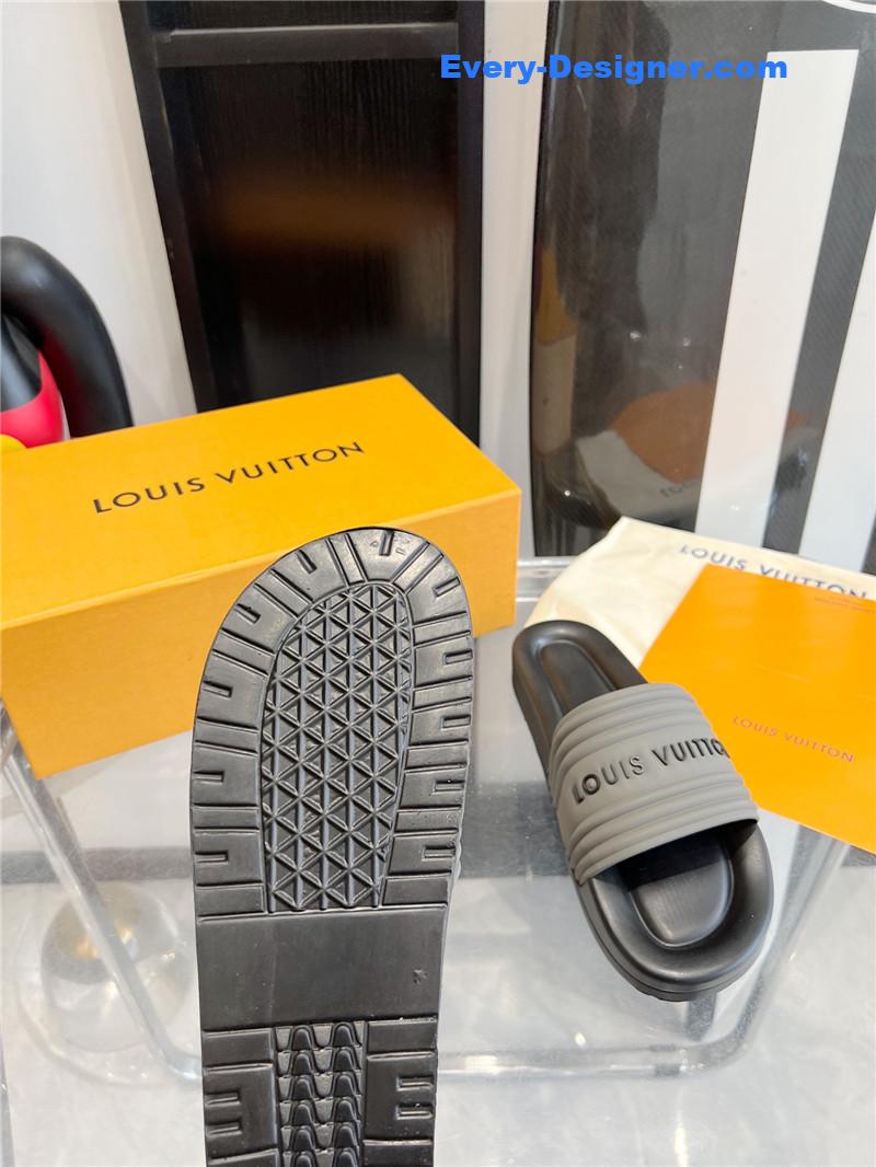 l0vis Vvtt0n lv couple slippers