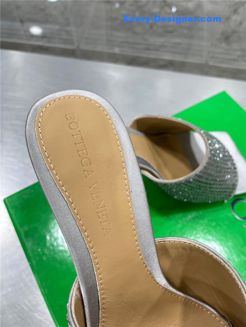 b0tt*ga ven*ta new square D1am0nd slippers