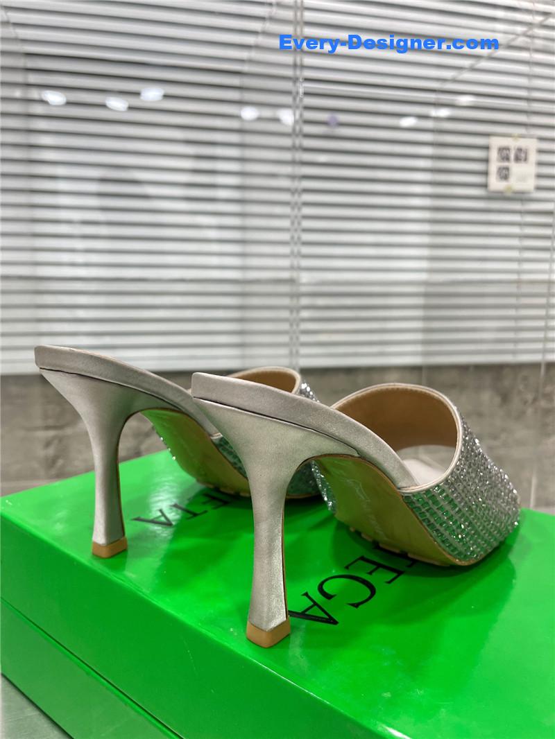 b0tt*ga ven*ta new square D1am0nd slippers