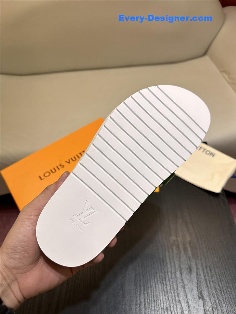 l0vis Vvtt0n lv sandals