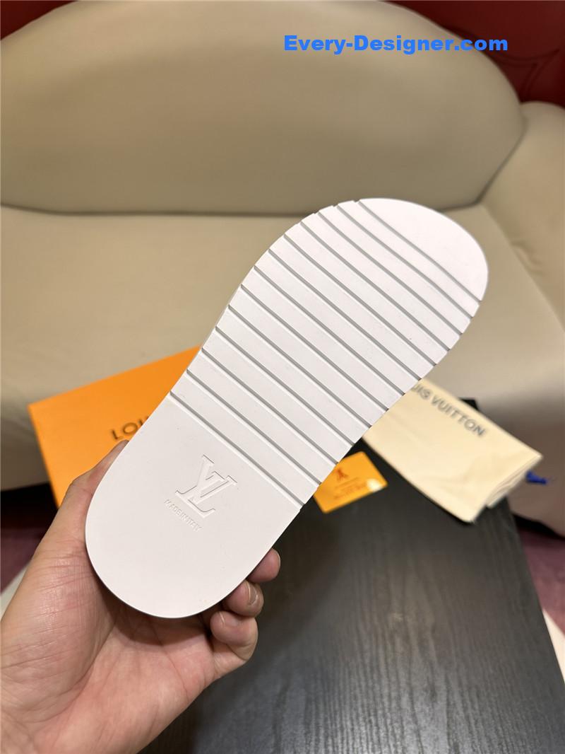 l0vis Vvtt0n lv sandals