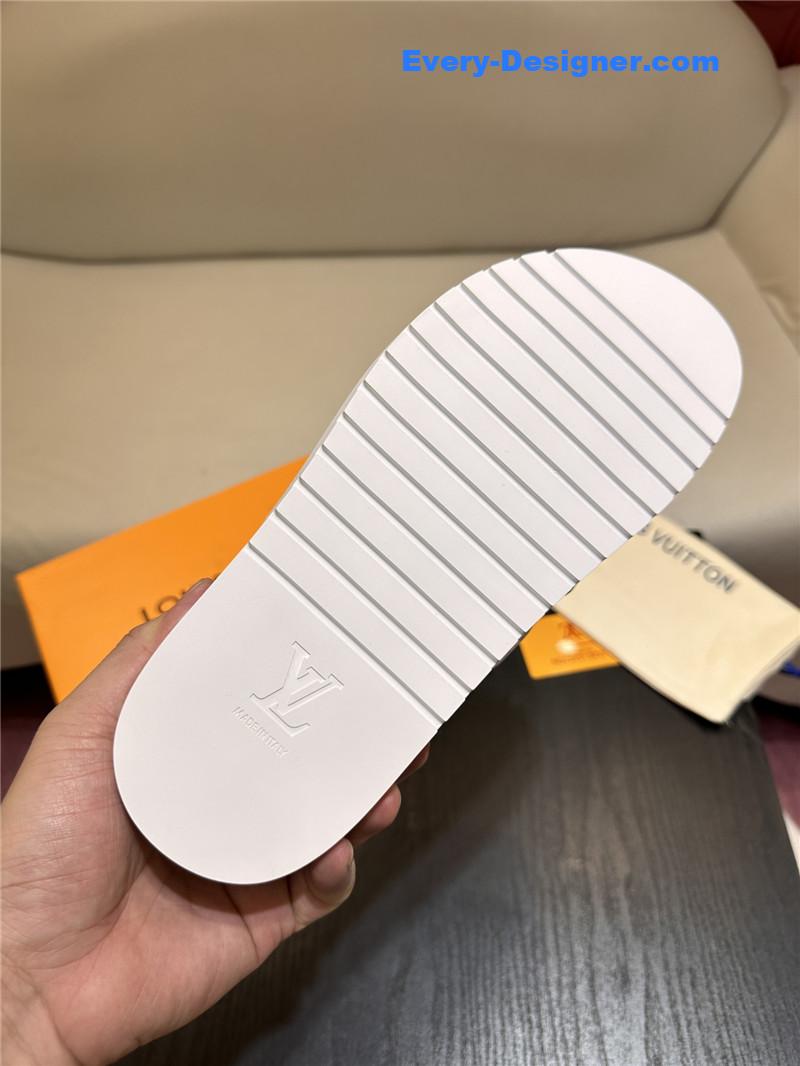 l0vis Vvtt0n lv sandals